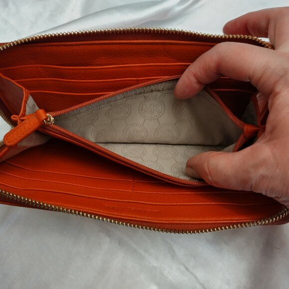 * Beautiful Tangerine Orange MICHAEL KORS LEATHER Wallet Clutch Large In Charge! - Picture 7 of 12